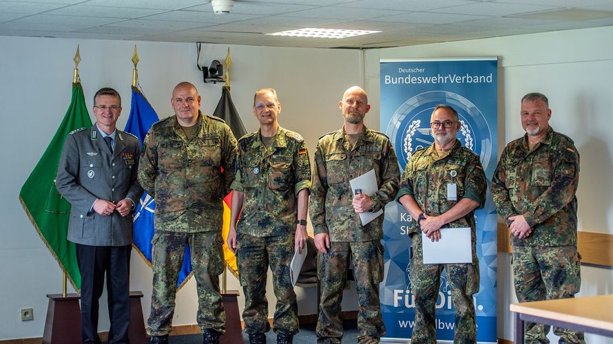 Mitgliederehrung durch den DBwV-Bundesvorsitzenden im SHAPE (v.r.n.l.) TruKa-Vorsitzender Stabsfeldwebel Carsten Tüllner, die Jubilare Oberstleutnant Achim Becker, Oberstleutnant Christian Mühlnickel, Oberstleutnant Frank Dinort und Hauptmann Roland Hansen sowie Bundesvorsitzender Oberst André Wüstner. Foto: Oberstabsgefreiter Robin Reer 