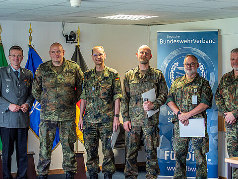 Mitgliederehrung durch den DBwV-Bundesvorsitzenden im SHAPE (v.r.n.l.) TruKa-Vorsitzender Stabsfeldwebel Carsten Tüllner, die Jubilare Oberstleutnant Achim Becker, Oberstleutnant Christian Mühlnickel, Oberstleutnant Frank Dinort und Hauptmann Roland Hansen sowie Bundesvorsitzender Oberst André Wüstner. Foto: Oberstabsgefreiter Robin Reer 