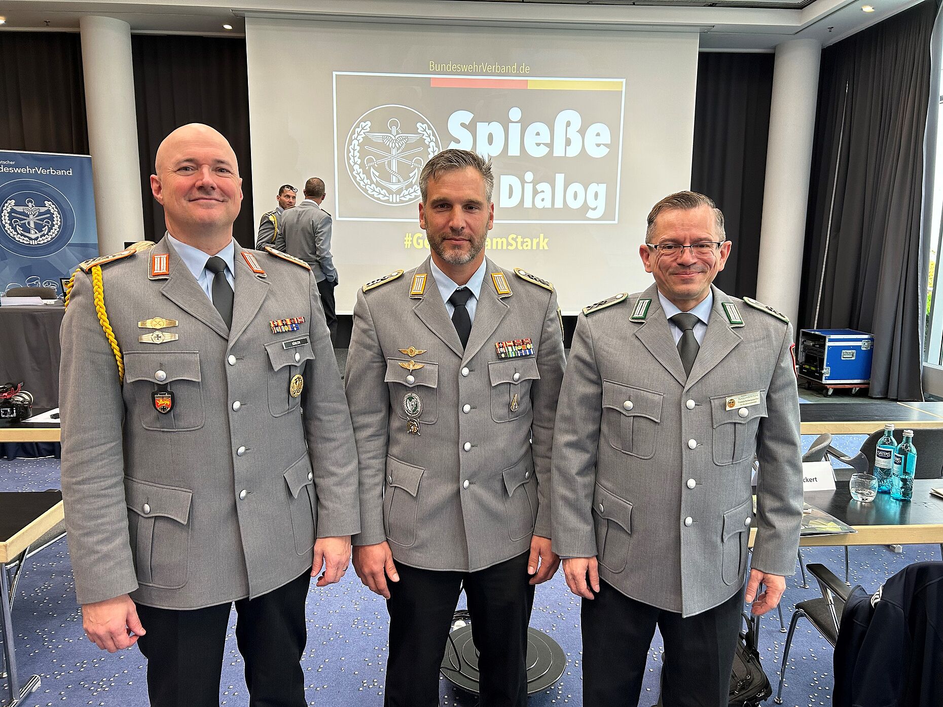 „Spieße im Dialog“, das Tagungsformat des DBwV für Kompaniefeldwebel: Der Sprecher der Beratergruppe Spieße, Oberstabsfeldwebel Christian Kühlem, Oberstabsfeldwebel Carsten Dreblow (CESL) und Stabsfeldwebel a.D. Thomas Schwappacher, stellv. Bundesvorsitzender. Foto: DBwV/Frank Jungbluth