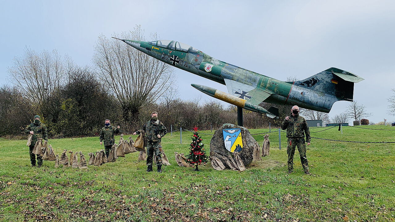 Denken an Weihnachten an ihre Kameraden im Einsatz: Sensorzugführer Hauptmann Mathias Ehlert, stellv. techn. Offizier Stabsfeldwebel a.D. Werner Dürdoth, TruKa Vorsitzender Stabsfeldwebel Stefan Riep, Personalratsvorsitzender Stabsfeldwebel Uwe Genz (v.l). Foto: Wittkowski