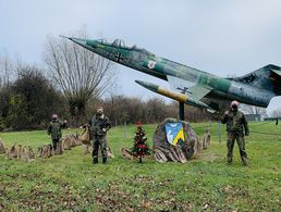 Denken an Weihnachten an ihre Kameraden im Einsatz: Sensorzugführer Hauptmann Mathias Ehlert, stellv. techn. Offizier Stabsfeldwebel a.D. Werner Dürdoth, TruKa Vorsitzender Stabsfeldwebel Stefan Riep, Personalratsvorsitzender Stabsfeldwebel Uwe Genz (v.l). Foto: Wittkowski