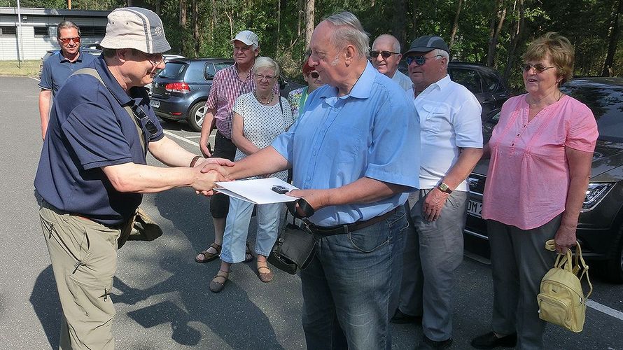 Der Vorsitzende (v.L.) überreichte die Nadel und Urkunde an StFw a.D. Panneck (v.R.) (Foto: Gert Jahn/KERH Weißwasser)