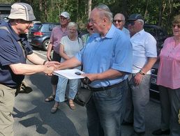 Der Vorsitzende (v.L.) überreichte die Nadel und Urkunde an StFw a.D. Panneck (v.R.) (Foto: Gert Jahn/KERH Weißwasser)