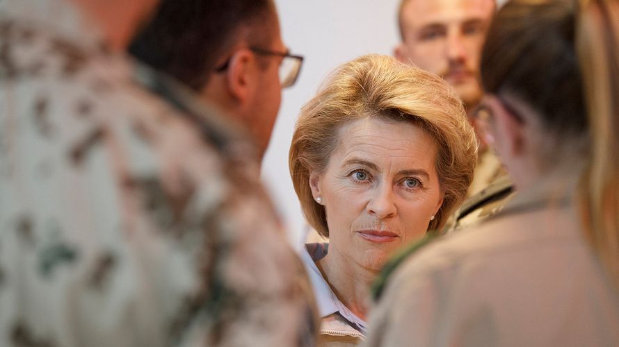Wurde als "outside expert" angekündigt: Verteidigungsministerin Ursula von der Leyen, hier bei einem Truppenbesuch Foto: Bundeswehr