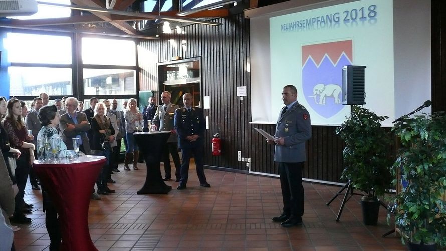 Stv. Landesvorsitzender Oberstleutnant Josef Rauch dankt dem Kommandeur Oberstleutnant Patrick Dohmen mit Urkunde und Anstecknadel für 25-jährige Mitgliedschaft im DBwV Foto: DBwV/Daniel Timme