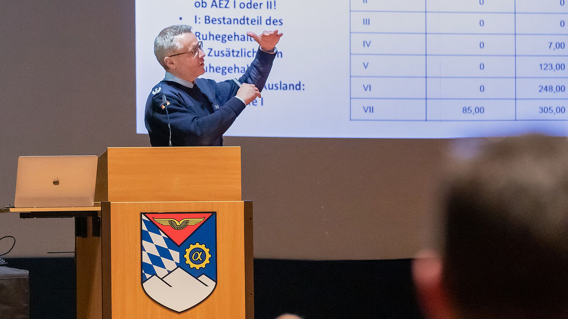 Der Vorsitzende Fachbereich Besoldung, Haushalt und Laufbahnrecht, Dr. Detlef Buch, stellte den Entwurf des BBVAngG vor. Foto: Bundeswehr / Alexander Bernhard
