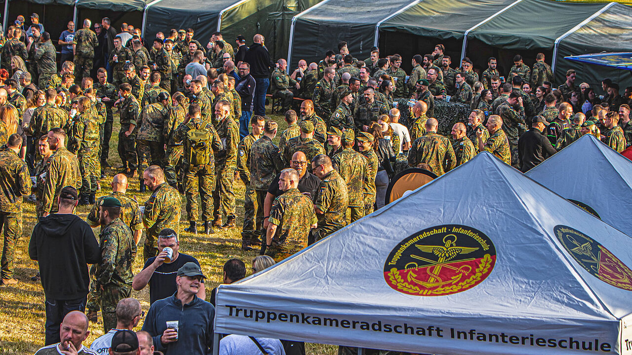 Über 700 Gäste zog es zum Sommerfest der TruKa Infanterieschule auf den Lagerberg in Hammelburg. Fotos: TruKa InfS
