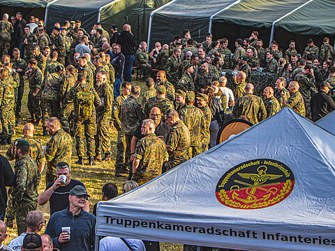 Über 700 Gäste zog es zum Sommerfest der TruKa Infanterieschule auf den Lagerberg in Hammelburg. Fotos: TruKa InfS