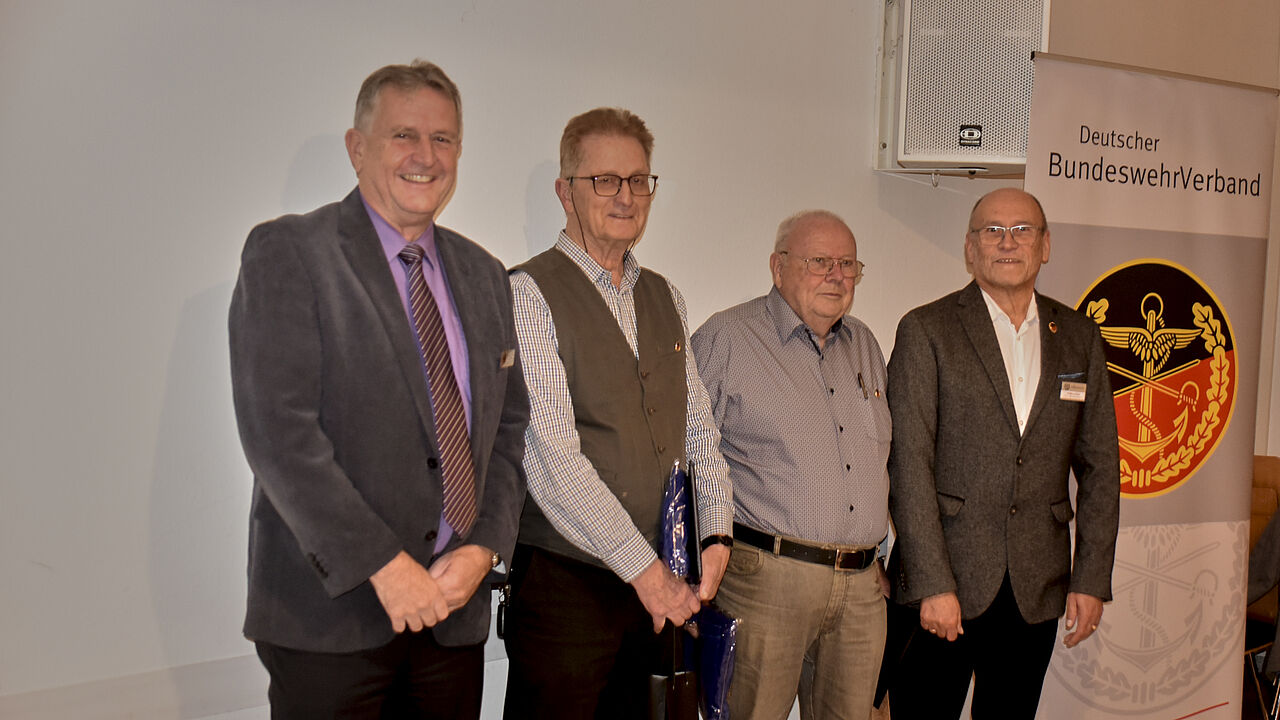 Die Stabsfeldwebel a.D. Ralf Krieger und Eckehard Wittig erhielten für 60 Jahre Treue Mitgliedschaft im DBwV ihre Auszeichnungen von Bernhard Hauber (links) und Wolfgang Richter. Foto: Ewald Brunner