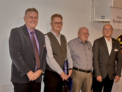 Die Stabsfeldwebel a.D. Ralf Krieger und Eckehard Wittig erhielten für 60 Jahre Treue Mitgliedschaft im DBwV ihre Auszeichnungen von Bernhard Hauber (links) und Wolfgang Richter. Foto: Ewald Brunner