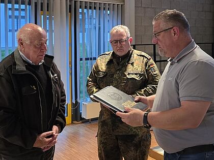 Auch einen Dank für 60-jährige DBwV Mitgliedschaft für Oberstabsfeldwebel a.D. Wilhelm Schmit gab es am Rande der Vorstandneuwahlen. Foto: KERH St. Wendel