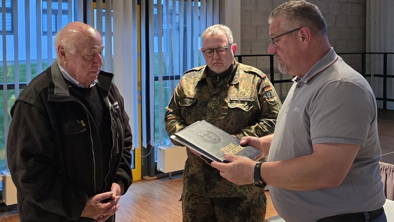 Auch einen Dank für 60-jährige DBwV Mitgliedschaft für Oberstabsfeldwebel a.D. Wilhelm Schmit gab es am Rande der Vorstandneuwahlen. Foto: KERH St. Wendel