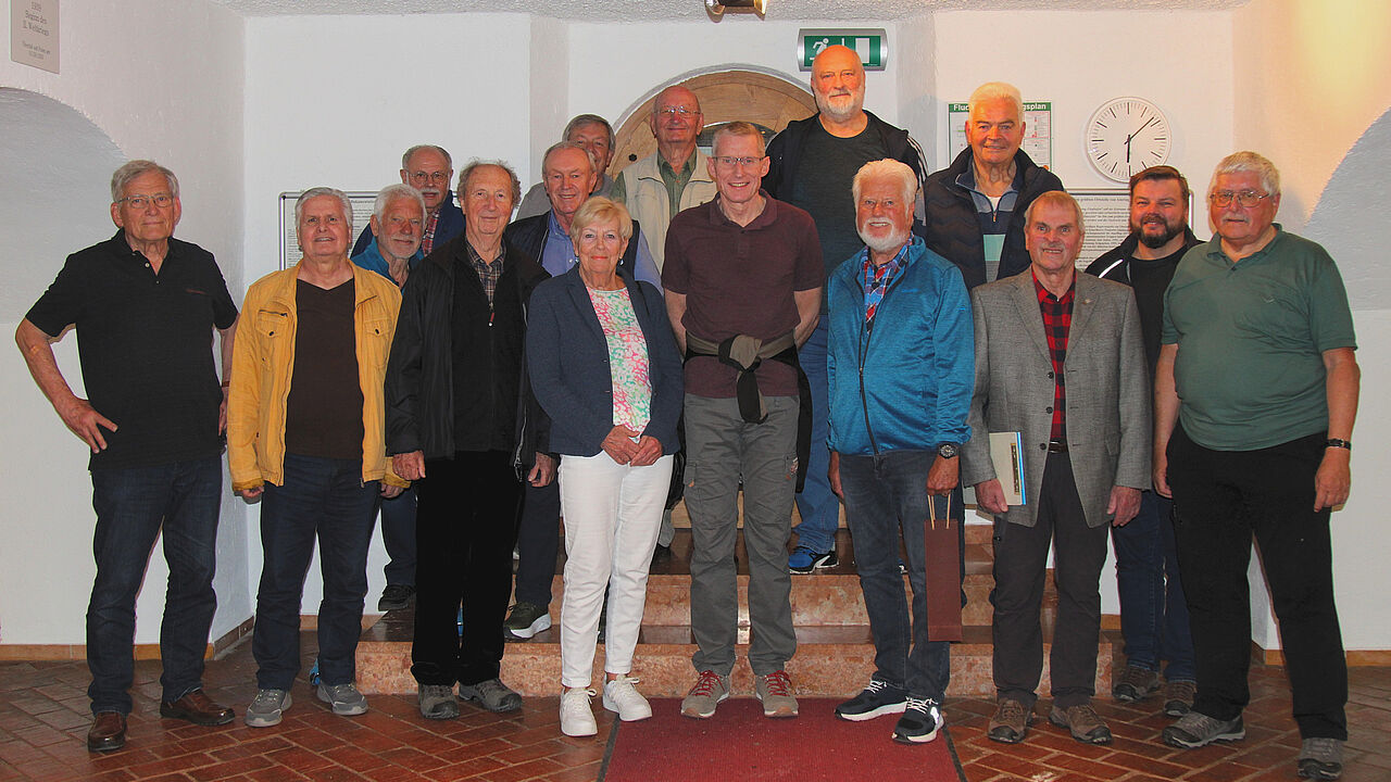 Mitglieder der Kameradschaft ERH Berchtesgadener Land besuchten im Rahmen einer militärhistorischen Informationsveranstaltung am Fortbildungsinstitut der Bayerischen Polizei in Ainring. Foto: Klaus Schwarzenberger