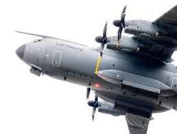 Ein Airbus A400M der Luftwaffe startet am 16. August in Wunstorf. Insgesamt drei Maschinen dieses Typs und ein Airbus A310 befinden sich aktuell im Evakuierungseinsatz. Foto: picture alliance/dpa | Hauke-Christian Dittrich