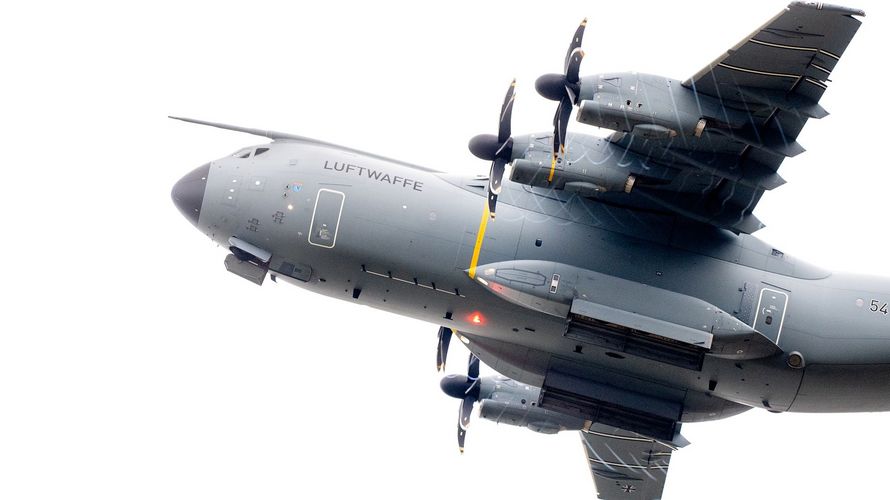 Ein Airbus A400M der Luftwaffe startet am 16. August in Wunstorf. Insgesamt drei Maschinen dieses Typs und ein Airbus A310 befinden sich aktuell im Evakuierungseinsatz. Foto: picture alliance/dpa | Hauke-Christian Dittrich