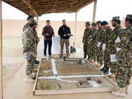 Ein Ausbilder der Bundeswehr trainiert mit afghanischen Soldaten im Camp Shaheen bei Masar-e-Scharif Infanterietaktik. Ein verfrühtes Ende der Ausbildungsmission würde die erzielten Fortschritte gefährden. Foto: dpa