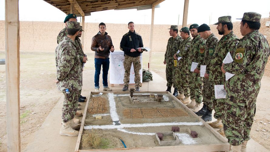 Ein Ausbilder der Bundeswehr trainiert mit afghanischen Soldaten im Camp Shaheen bei Masar-e-Scharif Infanterietaktik. Ein verfrühtes Ende der Ausbildungsmission würde die erzielten Fortschritte gefährden. Foto: dpa