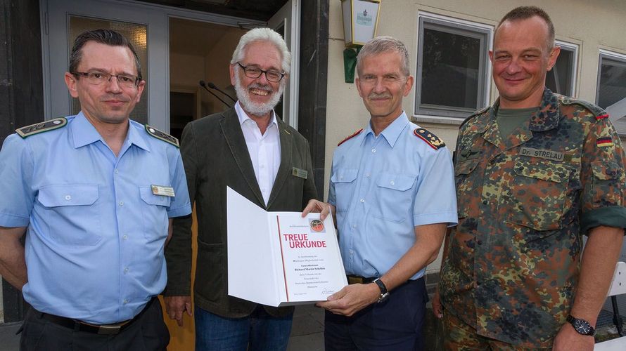 Generalleutnant Martin Schelleis, Inspekteur der Streitkräftebasis, wurde für seine 40-jährige Treue zum DBwV geehrt Foto: StoKa Bonn