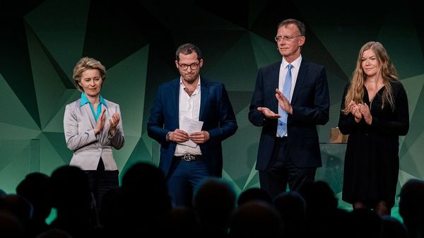 Von der Leyen (l.) und Landsberg (2.v.r.) ehrten auch die "Bild"-Journalisten Julian Reichelt und Angelika Hellemann. Foto: DBwV/Scheurer