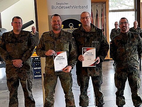Je ein Vierteljahrhundert sind Oberstleutnant Andreas Orth (2.v.l.) und Stabsfeldwebel Stephan Willems (2.v.r.) Mitglied im Deutschen BundeswehrVerband.   Foto: TruKa Kaserne Artillerieschule