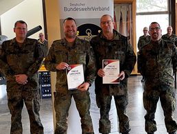 Je ein Vierteljahrhundert sind Oberstleutnant Andreas Orth (2.v.l.) und Stabsfeldwebel Stephan Willems (2.v.r.) Mitglied im Deutschen BundeswehrVerband.   Foto: TruKa Kaserne Artillerieschule