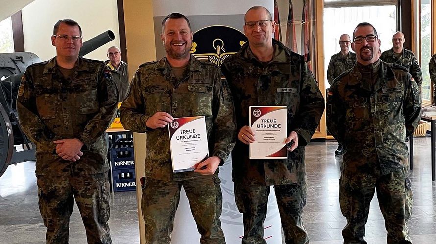 Je ein Vierteljahrhundert sind Oberstleutnant Andreas Orth (2.v.l.) und Stabsfeldwebel Stephan Willems (2.v.r.) Mitglied im Deutschen BundeswehrVerband.   Foto: TruKa Kaserne Artillerieschule