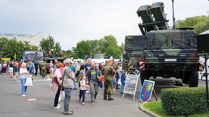 Wird beim Tag der offenen Tür im BMVg Großgerät gezeigt, ist das Interesse groß. Doch wie ist aktuell das Verhältnis der Deutschen zu ihrer Bundeswehr? Das hat jetzt das ZMSBw wieder untersucht. Foto: DBwV/Gunnar Kruse