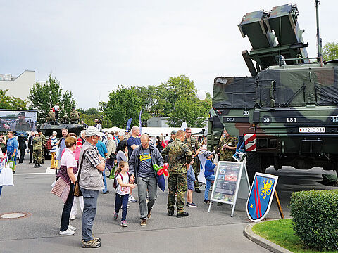 Wird beim Tag der offenen Tür im BMVg Großgerät gezeigt, ist das Interesse groß. Doch wie ist aktuell das Verhältnis der Deutschen zu ihrer Bundeswehr? Das hat jetzt das ZMSBw wieder untersucht. Foto: DBwV/Gunnar Kruse