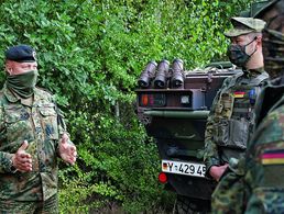 Sooft es geht, nimmt Oberst Ralph Malzahn (l.) aktiv auf die Ausbildung der Heeresaufklärer Einfluss, so wie hier bei jungen Feldwebelanwärtern, die auf dem „Fennek” geschult werden. Foto: DBwV/Gunnar Kruse