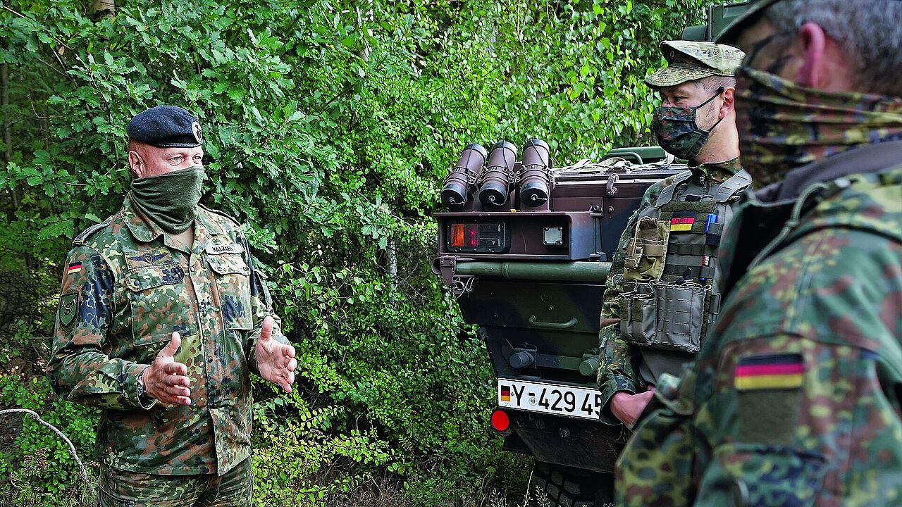 Sooft es geht, nimmt Oberst Ralph Malzahn (l.) aktiv auf die Ausbildung der Heeresaufklärer Einfluss, so wie hier bei jungen Feldwebelanwärtern, die auf dem „Fennek” geschult werden. Foto: DBwV/Gunnar Kruse