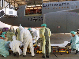 Ankunft italienischer Covid-19-Patienten in Deutschland: In der Krise haben die europäischen Streitkräfte grenzüberschreitende Hilfe geleistet. Foto: Bundeswehr/Sandra Herholt