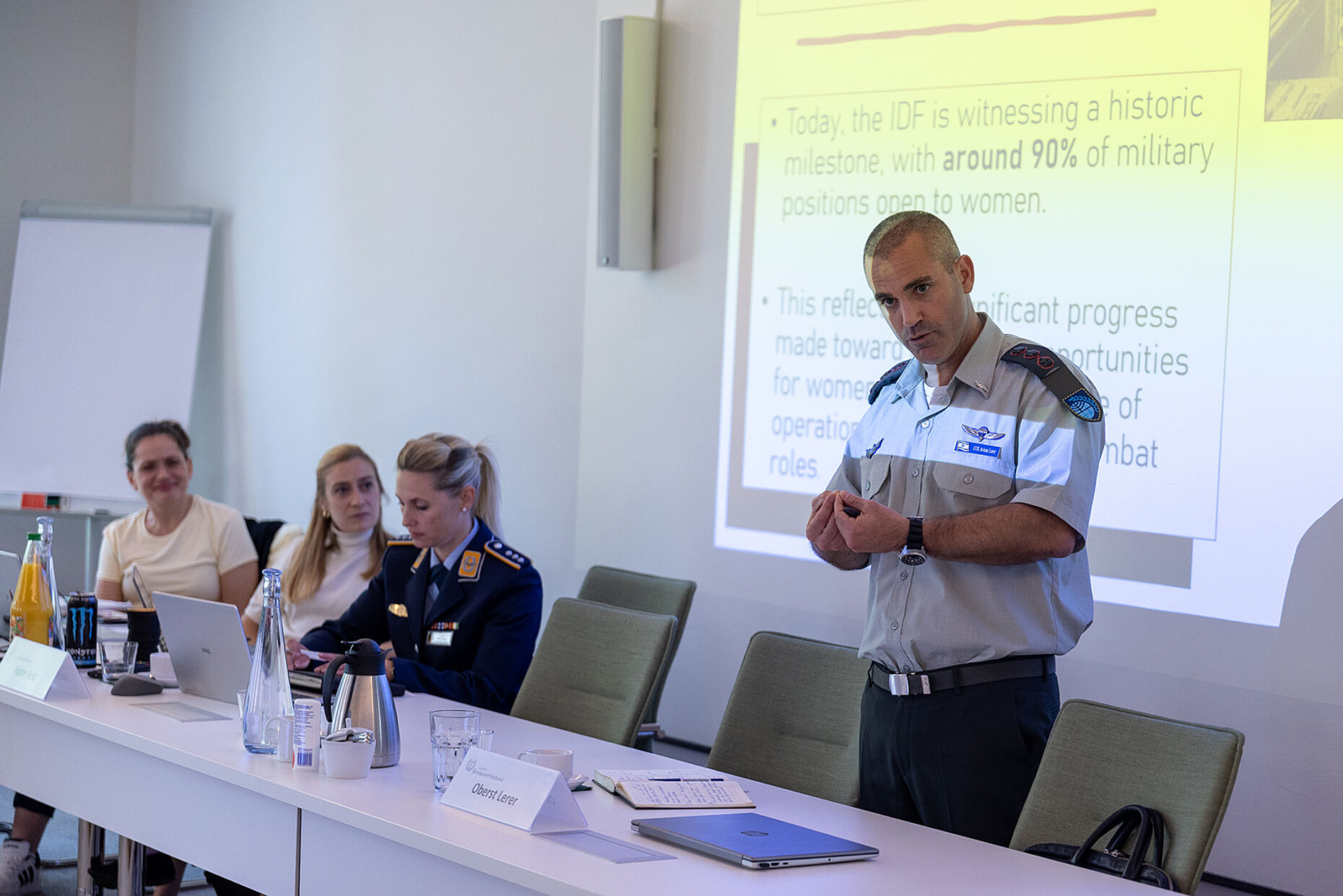 Oberst Aviran Lerer, israelischer Verteidigungsattaché in Deutschland, erläuterte die Rolle der Frauen in den isarelischen Streitkräften. Foto: DBwV/Yann Bombeke