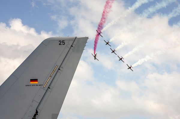 Flugshow des spanischen Kunstflugteams mit C-101 Patrulla Aguila auf der Internationalen Luft- und Raumfahrtausstellung (ILA) Foto: Bundeswehr/Falk Bärwald