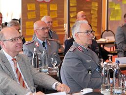 Zivile und militärische Führungskräfte der Bundeswehr waren angereist, um sich beim Landesverband Ost zu informieren. Foto: DBwV/Hahn