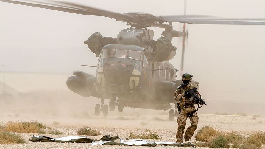 Eine Übung von Kampfrettern der Luftwaffe in Masar-e Sharif: Der Einsatz der Bundeswehr in Afghanistan wird um ein Jahr verlängert - trotz unklarer Perspektiven. Foto: Bundeswehr/Lars Koch