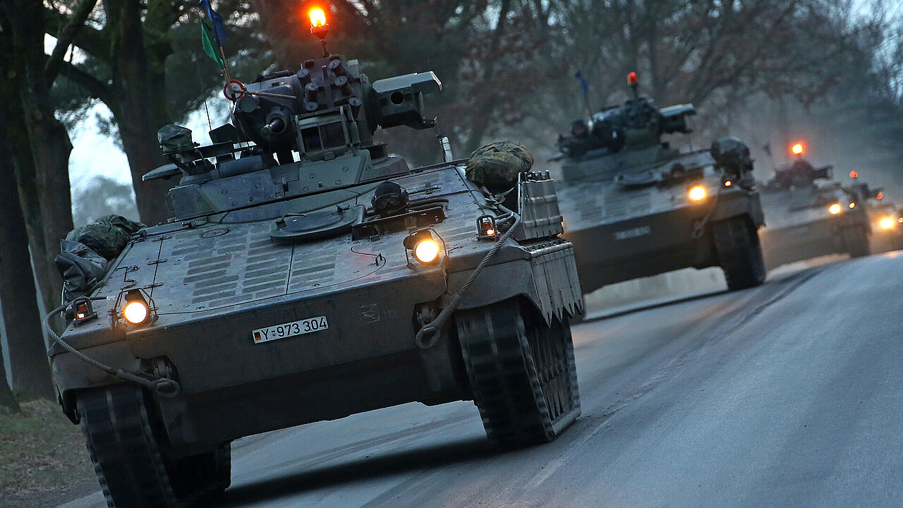 Der Schützenpanzer Marder ist seit 50 Jahren das "Arbeitspferd" der Panzergrenadiertruppe. Dass das Fahrzeug noch immer im Einsatz ist, nahm der Landesvorsitzende West, Oberstleutnant Lutz Meier, als symbolisches Bild für den aktuellen Zustand der Bundeswehr. Foto: Bundeswehr/Carsten Vennemann