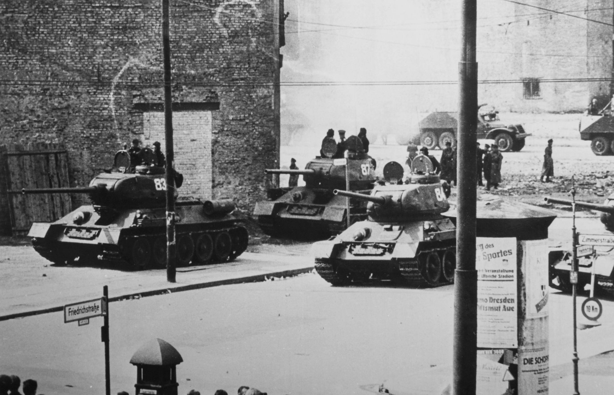 Sowjetische Panzer stehen am 17. Juni 1953 in der Berliner Friedrichstraße. Foto: picture alliance / akg-images