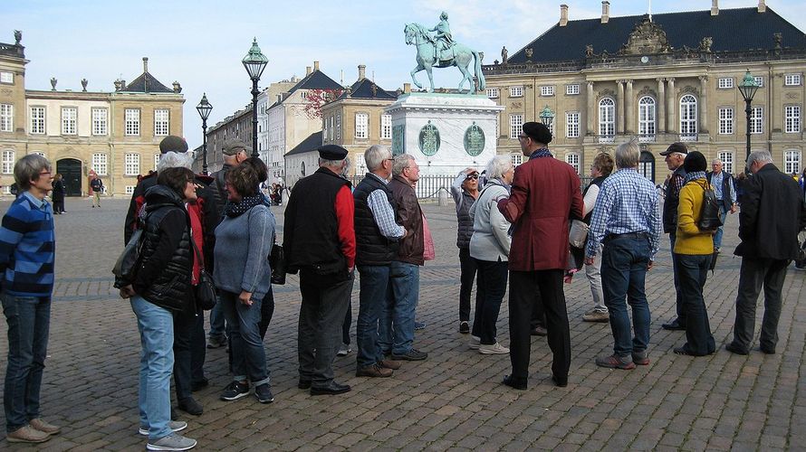 Die Reisegruppe auf dem Schlossplatz der Winterresidenz Amalienborg in Kopenhagen (Foto: sKERH Diepholz)
