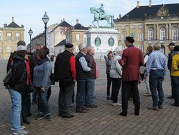 Die Reisegruppe auf dem Schlossplatz der Winterresidenz Amalienborg in Kopenhagen (Foto: sKERH Diepholz)