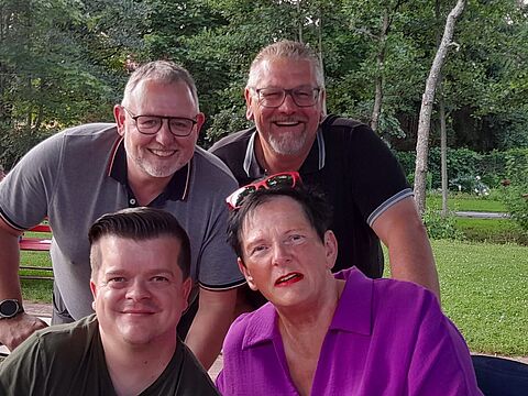 Gute Stimmung beim ersten Grillfest der Ehemaligen in St. Wendel -auf dem Foto von links vorne Kassierer Manuel Fritz,  EAS Regionalreferentin Heide Henn, hinten Bezirksvorsitzender Heiko Schäfer und KERH Vorsitzender Frank Egler. Foto: KERH St. Wendel