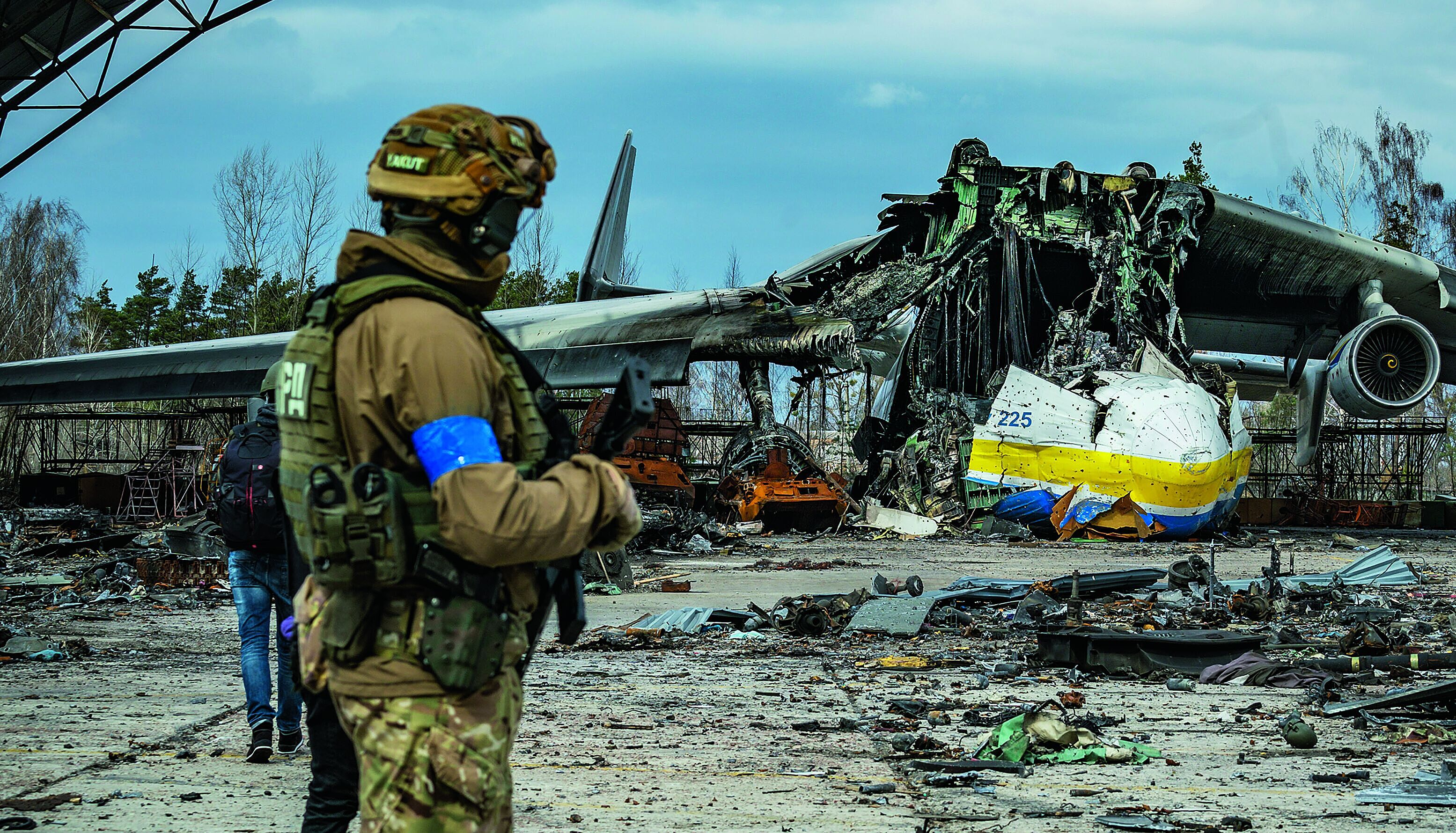 Zerstörung, Widerstand, Hoffnung: Überreste einer Antonov auf dem Flughafen Kiew-Hostomel, den die Russen als Einfallstor nach Kiew nutzen wollten. Die Ukraine hat ihn zurückerobert. Foto: picture alliance / NurPhoto | Celestino Arce
