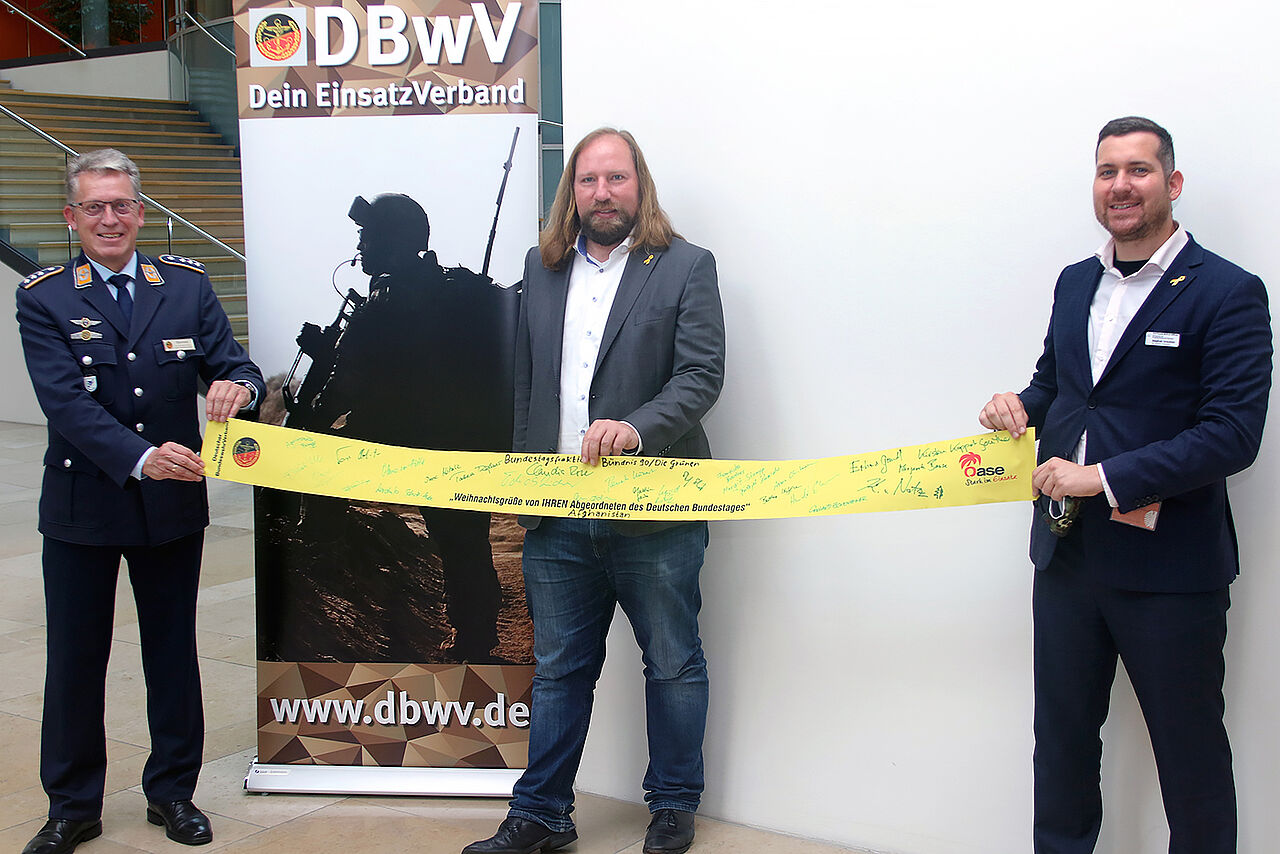 Anton Hofreiter (M.), Fraktionsvorsitzender Bündnis 90/Die Grünen, mit Hauptmann Andreas Steinmetz (l.) und DBwV-Bildungswerk-Mitarbeiter Stephan Ursuleac. Foto: DBwV