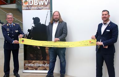 Anton Hofreiter (M.), Fraktionsvorsitzender Bündnis 90/Die Grünen, mit Hauptmann Andreas Steinmetz (l.) und DBwV-Bildungswerk-Mitarbeiter Stephan Ursuleac. Foto: DBwV