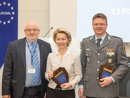 Euromil-Präsident Emmanuel Jacob (l.) dankt Verteidigungsministerin Ursula von der Leyen und dem DBwV-Bundesvorsitzenden André Wüstner für die engagierten Redebeiträge Foto: DBwV/mkl
