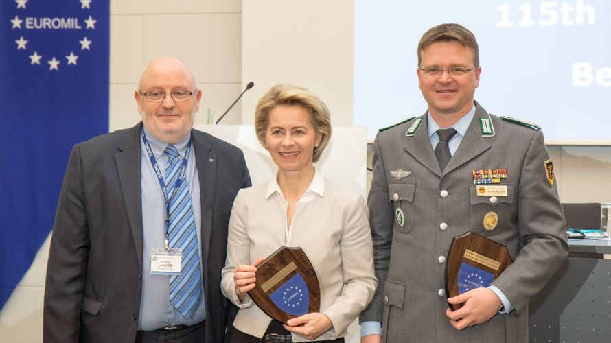 Euromil-Präsident Emmanuel Jacob (l.) dankt Verteidigungsministerin Ursula von der Leyen und dem DBwV-Bundesvorsitzenden André Wüstner für die engagierten Redebeiträge Foto: DBwV/mkl