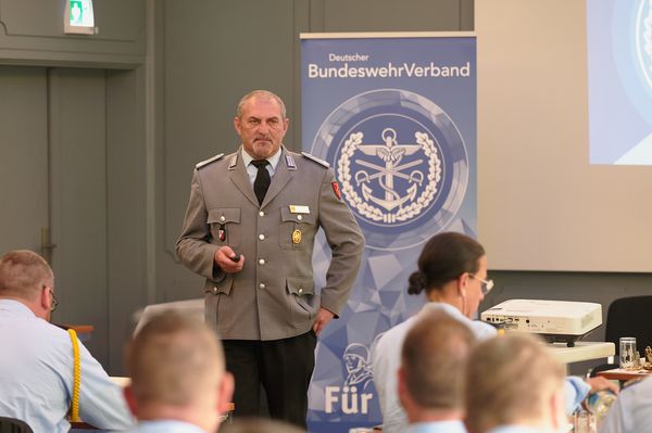 Landesvorsitzender Oberstleutnant a.D. Josef Rauch berichtete über Eindrücke zur Stationierungsplanung nach dem Besuch des Bundesvorstandes in Litauen. Foto: Ingo Kaminsky