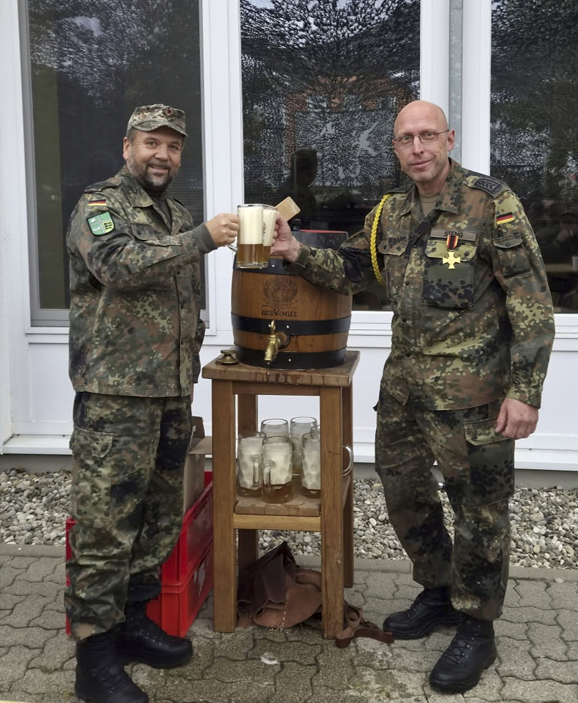 Der Kommandeur des ABC-Abwehrregiments 750 „Baden“, Oberst Dirk Metz, mit StoKa-Vorsitzendem Oberstabsfeldwebel Heiko Steng beim Fassbieranstich. Foto: Heiko Steng