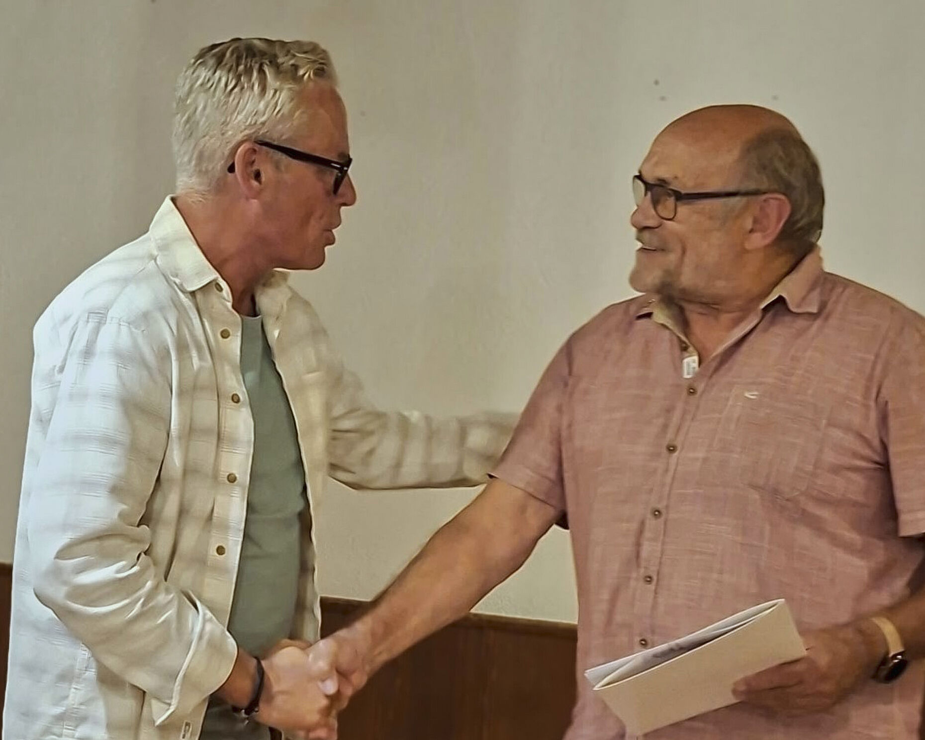 Seit 50 Jahren dem DBwV verbunden: Stabsfeldwebel a.D. Manfred Kurz (r.) wurde für seine langjährige Mitgliedschaft geehrt. Foto: R. Wolpert