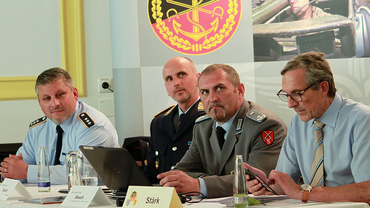 Hauptmann Winkler, Oberstleutnant Baader (BAPersBw) und Oberstleutnant Rauch und Landesvorsitzender Stärk (v.l.) beantworteten Fragen der Berufssoldaten Foto: DBwV