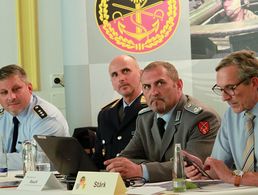 Hauptmann Winkler, Oberstleutnant Baader (BAPersBw) und Oberstleutnant Rauch und Landesvorsitzender Stärk (v.l.) beantworteten Fragen der Berufssoldaten Foto: DBwV